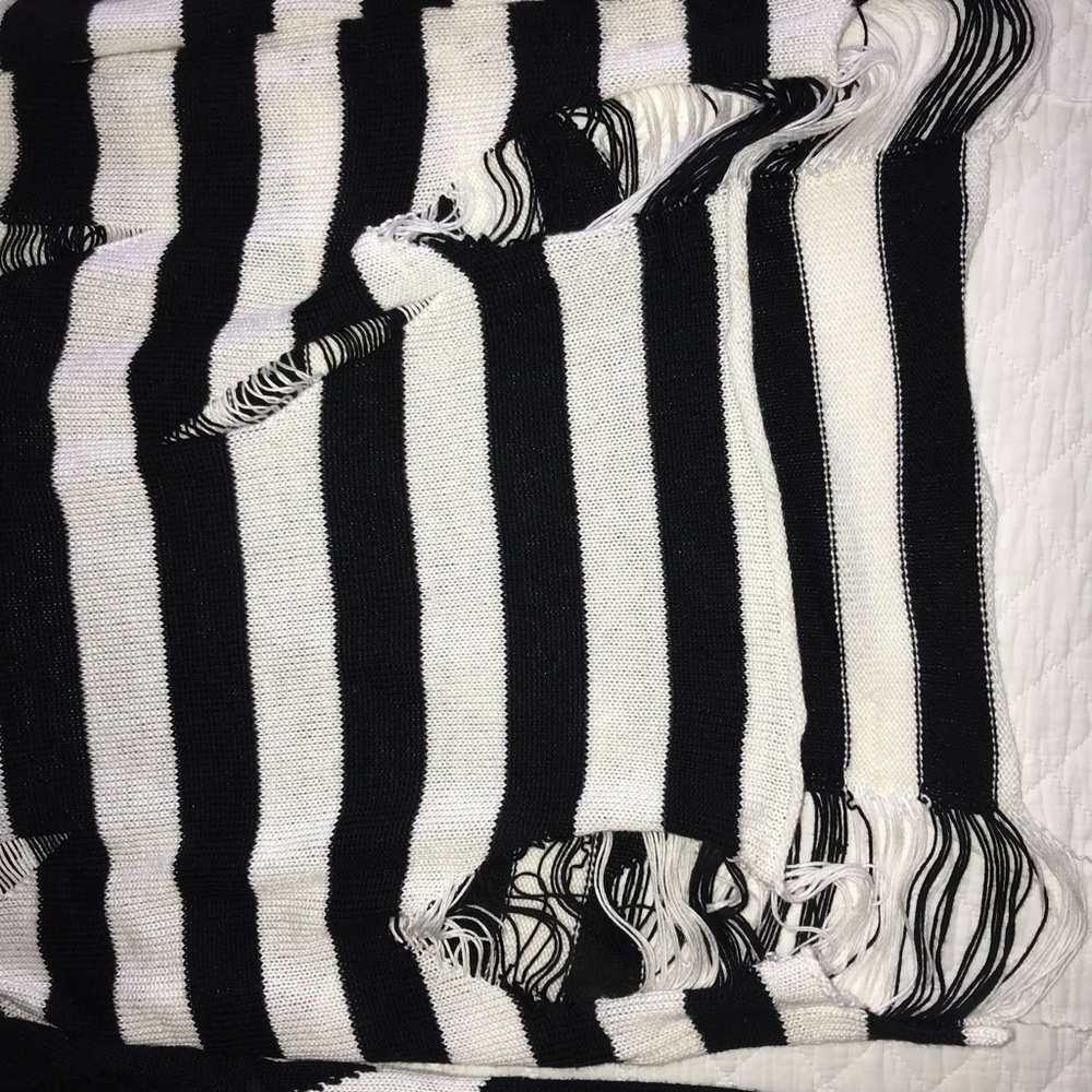 Distressed top - Picture 4 of 5